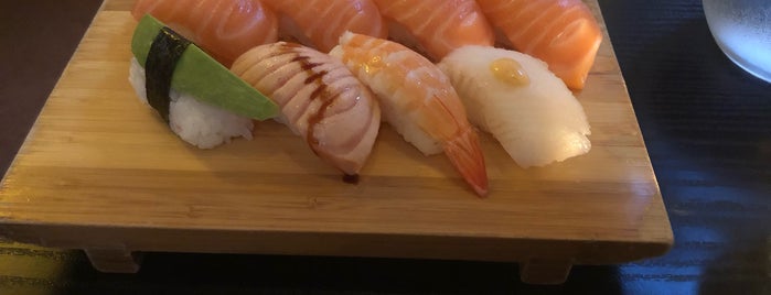 Fresh Sushi is one of Tempat yang Disukai Alex.