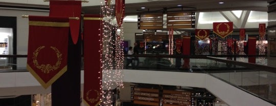 Southwest Plaza Mall is one of Lugares favoritos de Andrea.