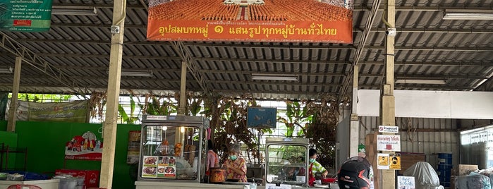 ร้านหน่อง ข้าวหมูกรอบน้ำพริกเผา is one of All-time favorites in Thailand.