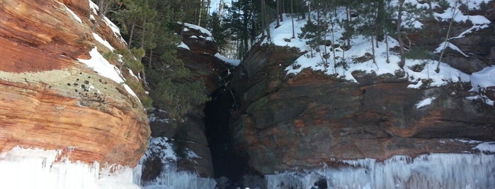 Bayfield Peninsula Sea Caves is one of สถานที่ที่บันทึกไว้ของ Lauren.