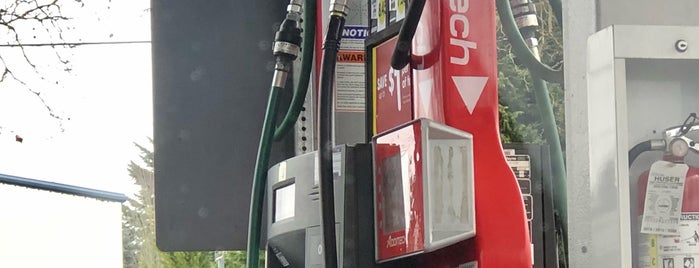 Fred Meyer Fuel Stop is one of Posti che sono piaciuti a Nichole.