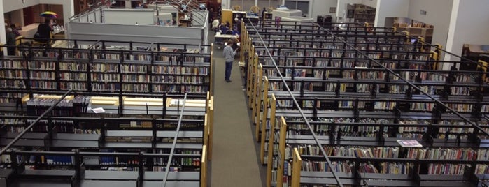 Westport Public Library is one of Lugares favoritos de Ines.