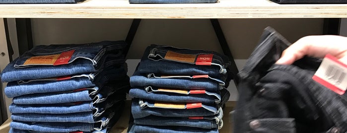 Levi's is one of beachmeisterさんのお気に入りスポット.