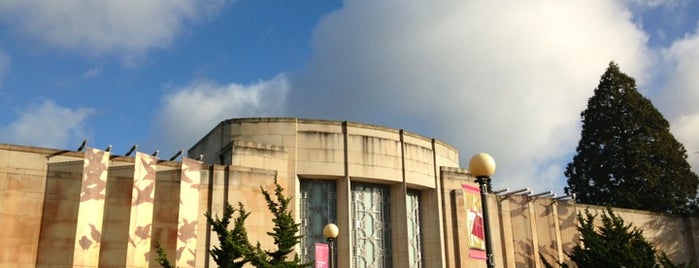 Seattle Asian Art Museum is one of Lugares favoritos de Shawn.