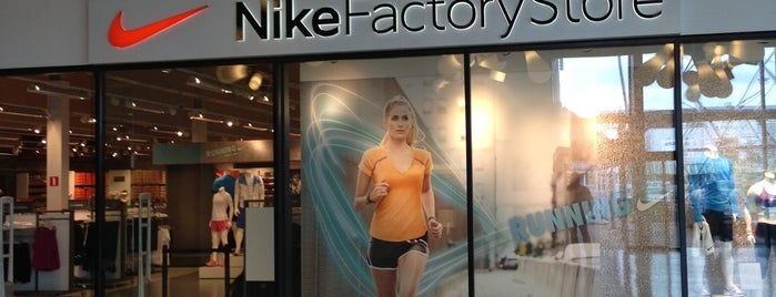 Nike Factory Store is one of Tempat yang Disukai Nathalie.