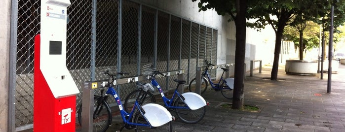 Estación de Bicicletas Bilbonbizi Zunzunegi Termibus is one of Estaciones de Bicicletas Bilbonbizi.