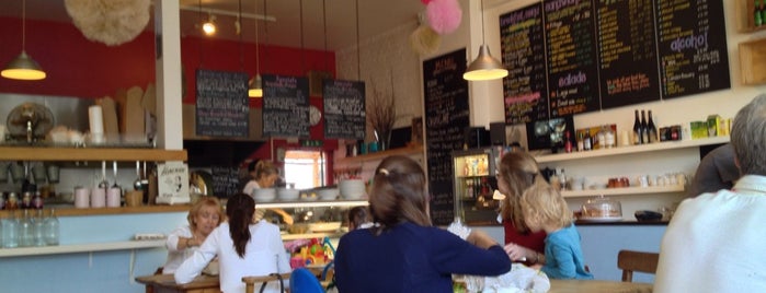 Gracelands Cafe is one of Locais curtidos por Sonia.