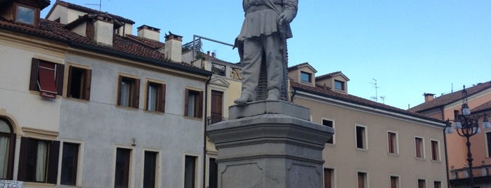 Piazza Vittorio Emanuele II is one of Lugares favoritos de Vito.