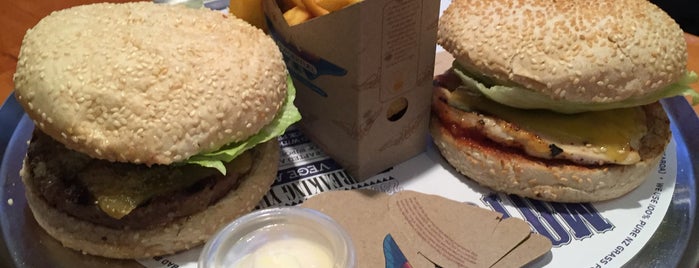 BurgerFuel is one of مطاعم الرياض.