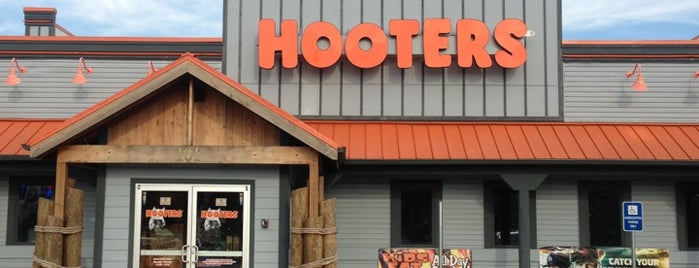 Hooters is one of Brandi : понравившиеся места.