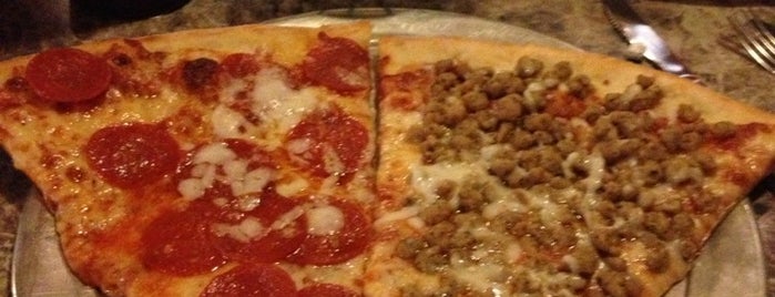 Lover's Pizza & Pasta is one of สถานที่ที่ Sarah ถูกใจ.