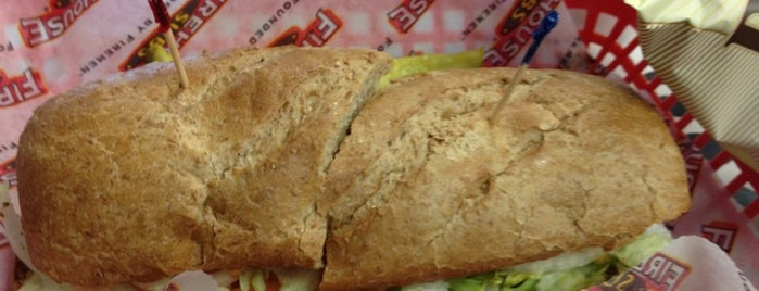 Firehouse Subs is one of Lugares favoritos de Daron.