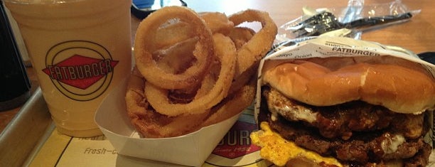 Fatburger is one of Lugares favoritos de Khalid.