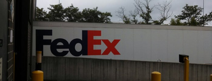 FedEx Ship Center is one of Lugares favoritos de Crystal.