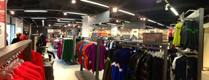 Nike Factory Store is one of สถานที่ที่ Vito ถูกใจ.