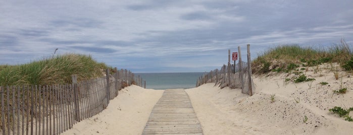 Sea Street Beach is one of Tempat yang Disukai Ann.