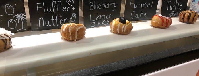 The Dapper Doughnut is one of Larryさんのお気に入りスポット.