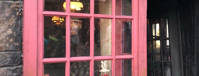 Madam Puddifoot's is one of Shops of Hogsmeade.