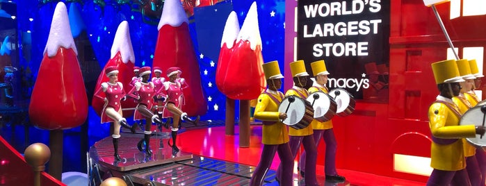 Macys Christmas Windows is one of Lizzieさんのお気に入りスポット.
