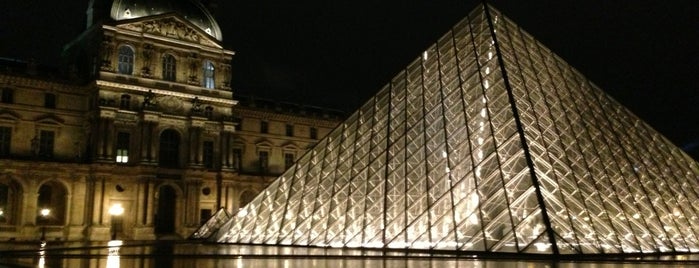 Museu do Louvre is one of هزار جایی که آدم قبل مردن باید بره.