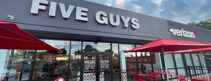 Five Guys is one of Chesterさんのお気に入りスポット.