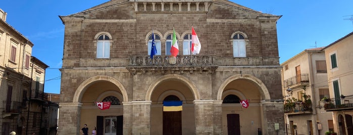 Piazza Degli Eroi is one of piazze.