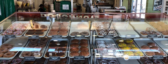 Krispy Kreme Doughnuts is one of Tempat yang Disukai Terry.