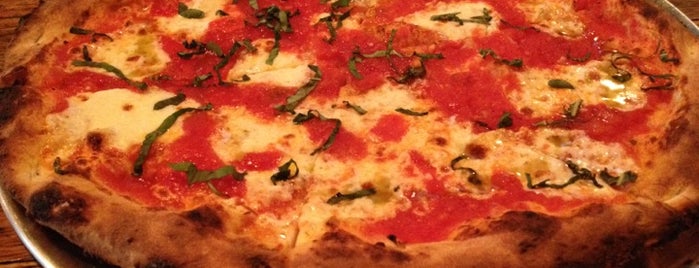 Crust Wood Fired Pizza is one of สถานที่ที่ PlasticOyster ถูกใจ.