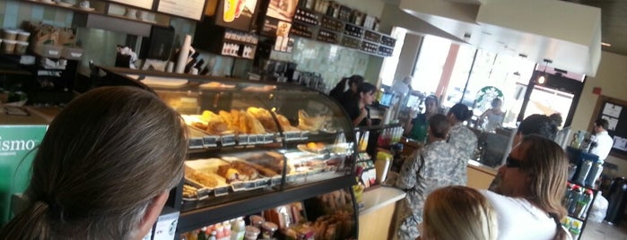 Starbucks is one of Locais curtidos por Dan.