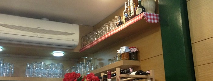 Nella Cafe is one of Locais curtidos por Yakup.