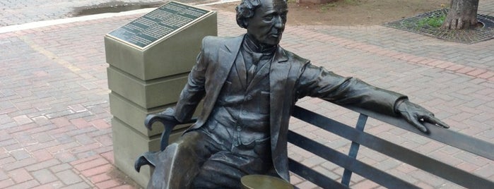 Sir John A. Macdonald Statue is one of Lugares favoritos de siva.