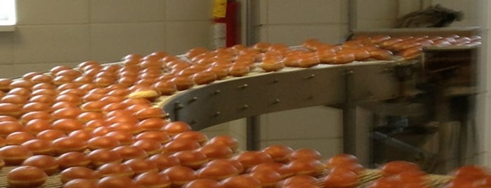 Krispy Kreme Doughnuts is one of Lugares guardados de Nikkia J.
