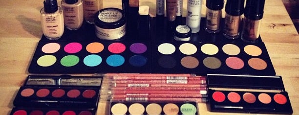 Make Up For Ever is one of Sarahさんのお気に入りスポット.