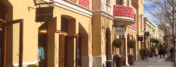 Las Rozas Village is one of Madrid: Tiendas, Mercados y Centros Comerciales.