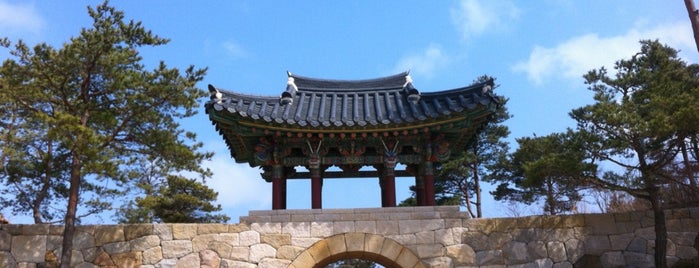 Naksansa is one of 한국 33 관음 성지 / Korean 33 Kannon Pilgrimage Sites.