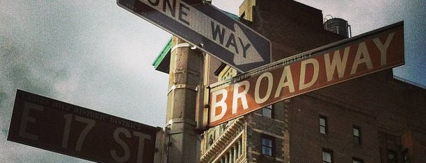Broadway is one of 바다 건너.
