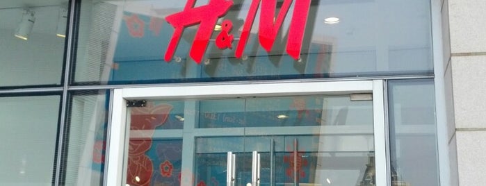 H&M is one of สถานที่ที่ Edwin ถูกใจ.