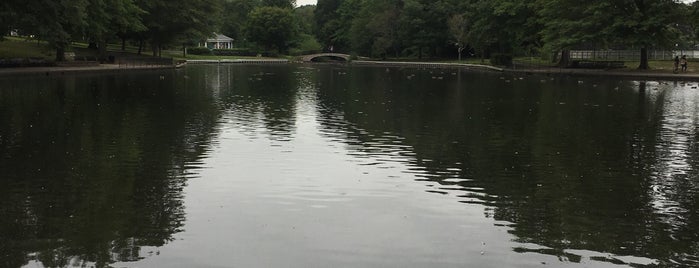 Halls Pond Park is one of Lugares guardados de Faye.