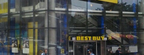 Best Buy is one of Colleenさんのお気に入りスポット.