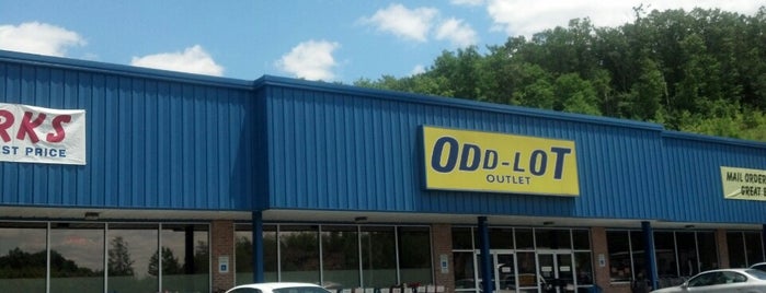 Odd Lot Outlet is one of สถานที่ที่ Lizzie ถูกใจ.