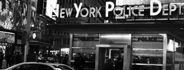 NYPD Times Square Precinct is one of Booie'nin Beğendiği Mekanlar.