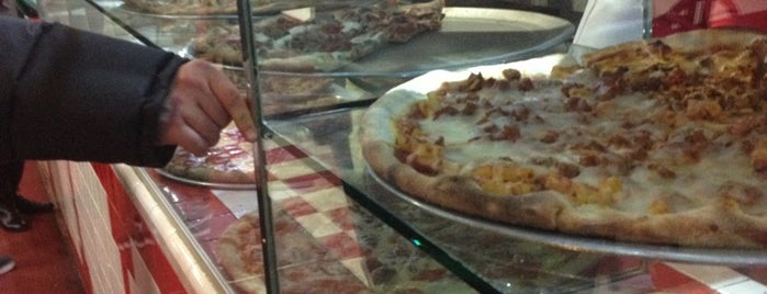 Pastafina Pizza is one of Tempat yang Disukai Eric.