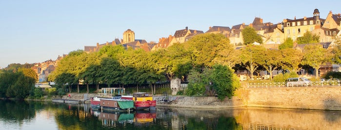 Quai Ledru-Rollin is one of Le Mans.