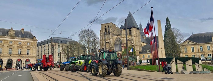 Place Aristide Briand is one of Le Mans.