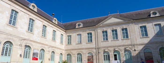 Hôtel-Dieu-le-Comte is one of Troyes.