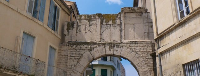 Porte de France is one of Nîmes.