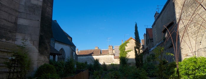 Jardin des Innocents is one of Troyes.