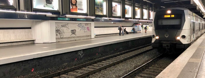 RER シャルル・ド・ゴール=エトワール駅 [A] is one of Paris Metro.