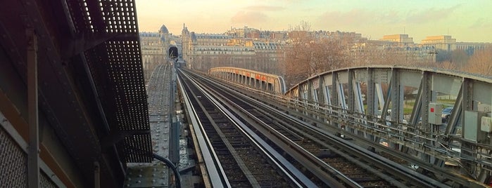 Métro Bir-Hakeim — Tour Eiffel [6] is one of À faire à Paris et en Île-de-France.