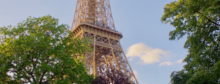 エッフェル塔 is one of Paris.